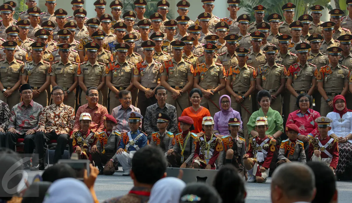 Presiden Jokowi berfoto bersama dengan Taruna Akademi Militer TNI dan Akpol saat acara silaturahmi di Istana Bogor, Selasa (18/8/2015). Silaturahmi ini berkaitan peringatan kemerdekaan HUT RI ke-70 di Istana Merdeka Jakarta.(Liputan6.com/Faizal Fanani)