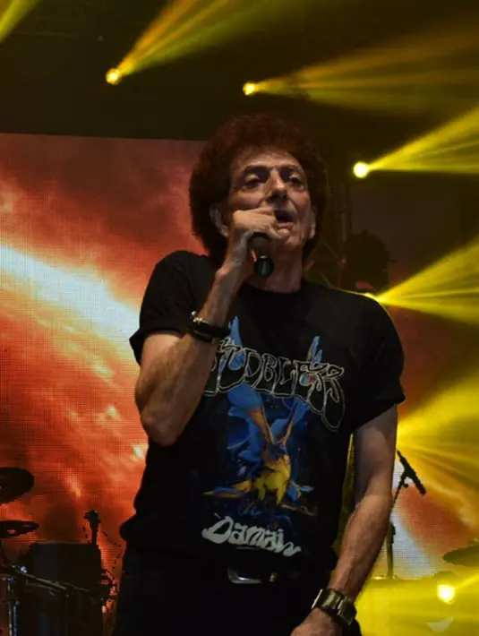 Seperti penelusuran ayah Fachri Albar, Ahmad Alhar itu resmi menikahi Dwi Sri Astuti sejak tahun 2009. Setelah menanti sekitar delapan tahun, penyanyi berusia 70 tahun itu kini dikaruniai seorang anak perempuan. (Instagram)