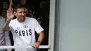 Messi saat itu mengenakan kaus bertuliskan "Ini Paris". Ia melambai kepada ratusan penggemar yang mengantre di luar terminal. Senyum cerah menghiasi wajahnya. (Foto: AP/Francois Mori)