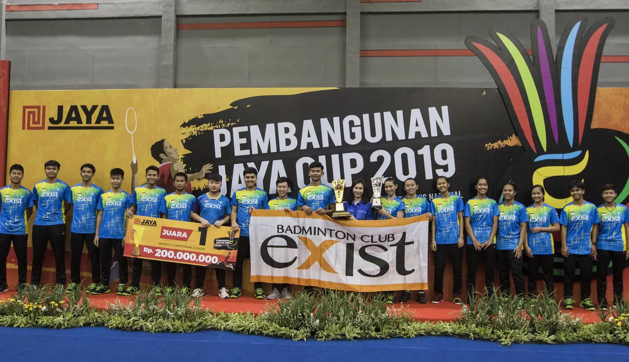 Para pebulutangkis Exist menjadi juara usai mengalahkan Jaya Raya pada final tim beregu Pembangunan Jaya Cup 2019 di GOR Jaya Raya, Banten, Sabtu (21/12). Exist menang 3-1 atas Jaya Raya. (Bola.com/Vitalis Yogi Trisna)
