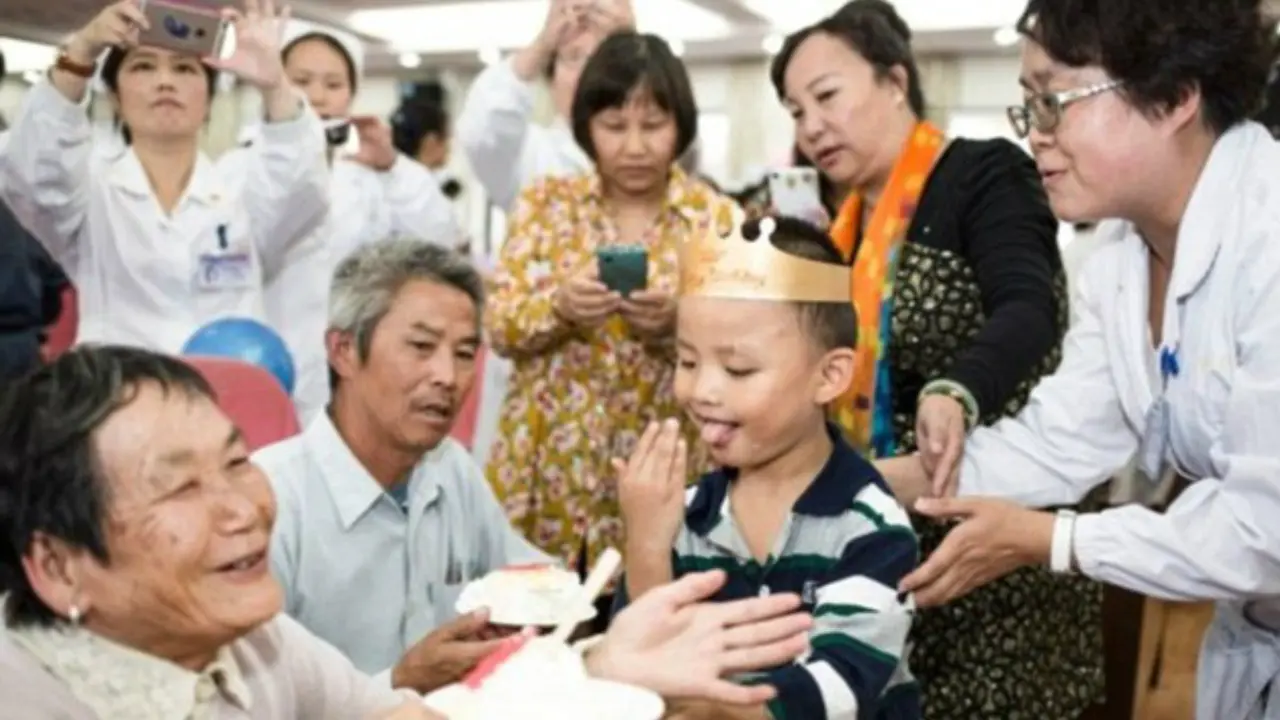 Anak Tak Diinginkan Itu Kini Punya 100 'Ibu' 