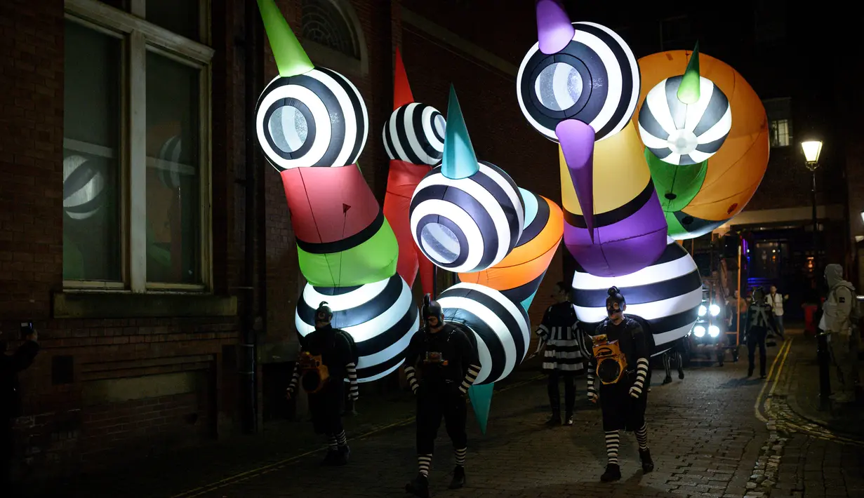Penampil bersiap ambil bagian dalam festival seni visual tahunan Light Night Leeds di Leeds, utara Inggris, 10 Oktober 2019. Festival tersebut mengambil alih jalanan pusat kota Leeds selama dua malam di bulan Oktober. (Oli SCARFF/AFP)