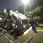 Massa aksi bertahan di depan gedung KPK hingga malam. (Fachrur Rozie/Liputan6.com)