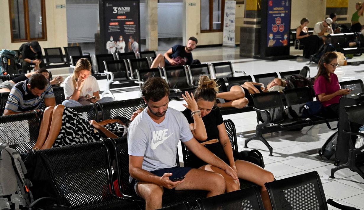 Ribuan wisatawan asing dievakuasi dari Labuan Bajo, Nusa Tenggara Timur (NTT) setelah Gunung Lewotobi Laki-Laki terus mengalami erupsi. (SONNY TUMBELAKA/AFP)