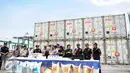 Suasana dalam rilis penggagalan penyelundupan produk perikanan dan bahan pembuat bom di New Port Container Terminal 1, Tanjung Priok Jakarta, Selasa (13/9). (Liputan6.com/Faizal Fanani)