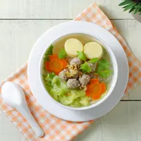 Ilustrasi bening sayur dan bakso/copyright shutterstock.com/Kritchai7752