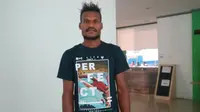 Mantan bek Persipura Jayapura, Israel Wamiau, menjalani seleksi di Arema FC, Senin (12/3/2018). (Bola.com/Iwan Setiawan)