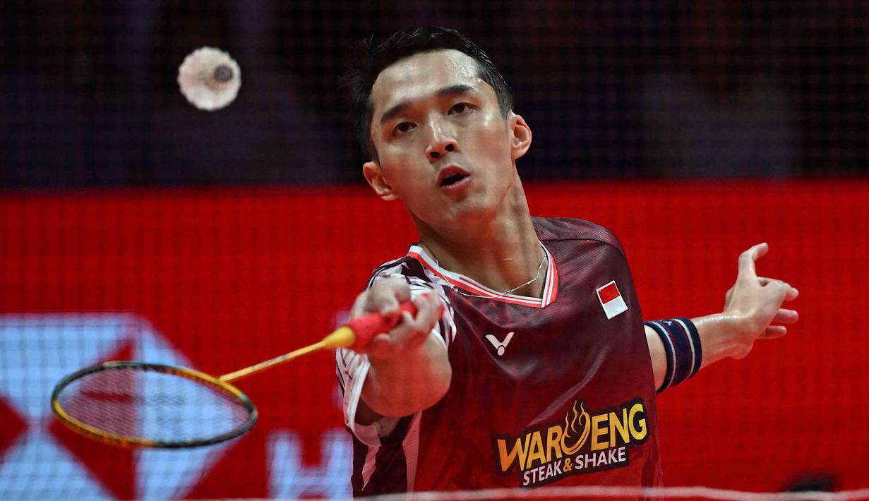 Bermain di Hangzhou Olympics Sports Centre Gymnasium, China, Jumat (19/12/2025), Jonatan Christie harus mengakui keunggulan tunggal putra Prancis, Christo Popov, melalui pertarungan tiga gim dengan skor 21-18, 16-21, dan 13-21. Tampak dalam foto, tunggal putra Indonesia, Jonatan Christie saat bertanding melawan Christo Popov (Prancis) pada pertandingan ketiga babak penyisihan grup BWF World Tour Finals 2025 yang berlangsung di Hangzhou Olympics Sports Centre Gymnasium, China, Jumat (19/12/2025). (Jade Gao/AFP)