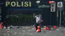 Massa terlibat bentrok dengan aparat kepolisian di kawasan Harmoni, Jakarta, Kamis (8/10/2020). Bentrokan pecah saat massa yang hendak menuju Istana Negara untuk menggelar unjuk rasa menolak UU Cipta Kerja diadang oleh aparat kepolisian. (merdeka.com/Imam Buhori)
