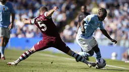 Manchester City keluar sebagai juara Premier League 2023/2024 usai mengandaskan West Ham dengan skor 3-1.  (AP Photo/Dave Thompson)