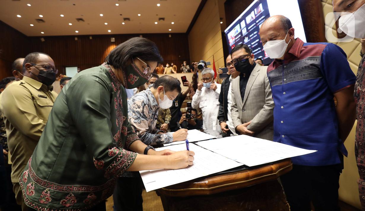 Menteri Keuangan Sri Mulyani (depan) dan Kepala Bappenas Suharso Monoarfa menandatangani dokumen saat rapat kerja dengan Komisi II di Kompleks Parlemen MPR/DPR-DPD, Senayan, Jakarta, Selasa (28/6/2022). Komisi II DPR dan pemerintah menyepakati penentuan ibu kota untuk tiga daerah otonomi baru (DOB) Papua yang diatur dalam tiga rancangan undang-undang. (Liputan6.com/Angga Yuniar)