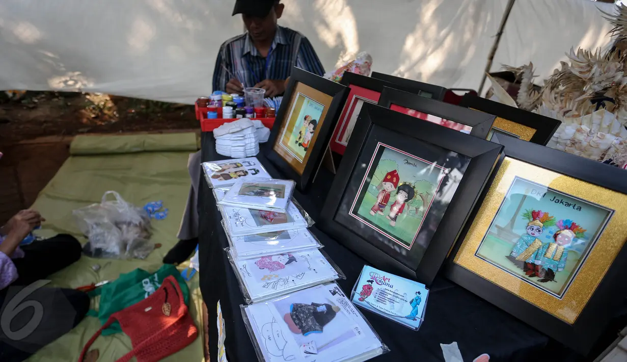 Sebuah stan menampilkan bingkai berisi ikonik daerah saat Pekan Produk Kreatif Daerah (PPKD) di Lapangan Banteng, Jakarta, Jumat (29/5/2015). Acara tersebut digelar dari 29 Mei-2 Juni 2015. (Liputan6.com/Faizal Fanani)