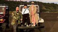 5 Gaya Kasual Mulan Jameela saat Liburan di Bromo, Outer dan Topi Visor Senada