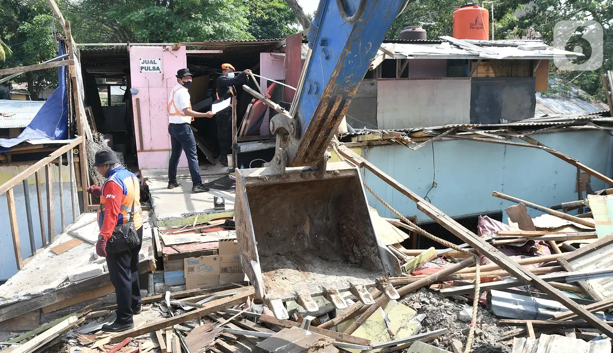 Petugas dengan bantuan alat berat meratakan bangunan liar  Gunung Antang di Matraman, Jakarta Timur, Selasa (30/8/2022). Sebanyak 120 bangunan liar dibongkar di lahan seluas 2.500 meter persegi milik PT KAI dan selanjutnya akan dijadikan Ruang Terbuka Hijau (RTH). (Liputan6.com/Herman Zakharia)