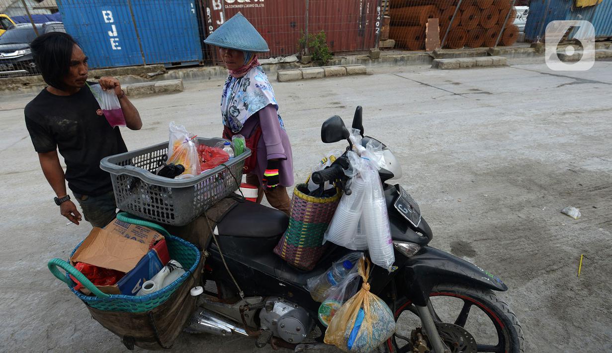 FOTO Potret Pedagang Kopi Keliling di Pelabuhan Sunda 