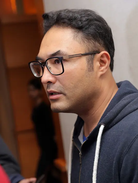 "Kalau mau emosi yang berbeda ya di film ini, kalau horor biasa pasti kan ketakutan. Kalau komedi ketawa aja. Ini ada horor dan komedi. Bisa bikin emosi naik turun. Bisa ketawa, ketakutan, ketawa lagi," lanjut Surya. (Deki Prayoga/Bintang.com)