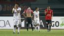 Para pemain Persija Jakarta terlihat kecewa setelah bermain imbang melawan Bali United pada lanjutan Liga 1 2017 di Stadion Patriot, Bekasi, Minggu (21/5/2017). (Bola.com/Nicklas Hanoatubun)