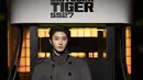 Kim Jaewon terlihat gagah dengan long coat abu-abu gelap berkerah tinggi, dipadukan celana abu-abu muda dan sneakers motif kulit ular [dok. Onitsuka Tiger]