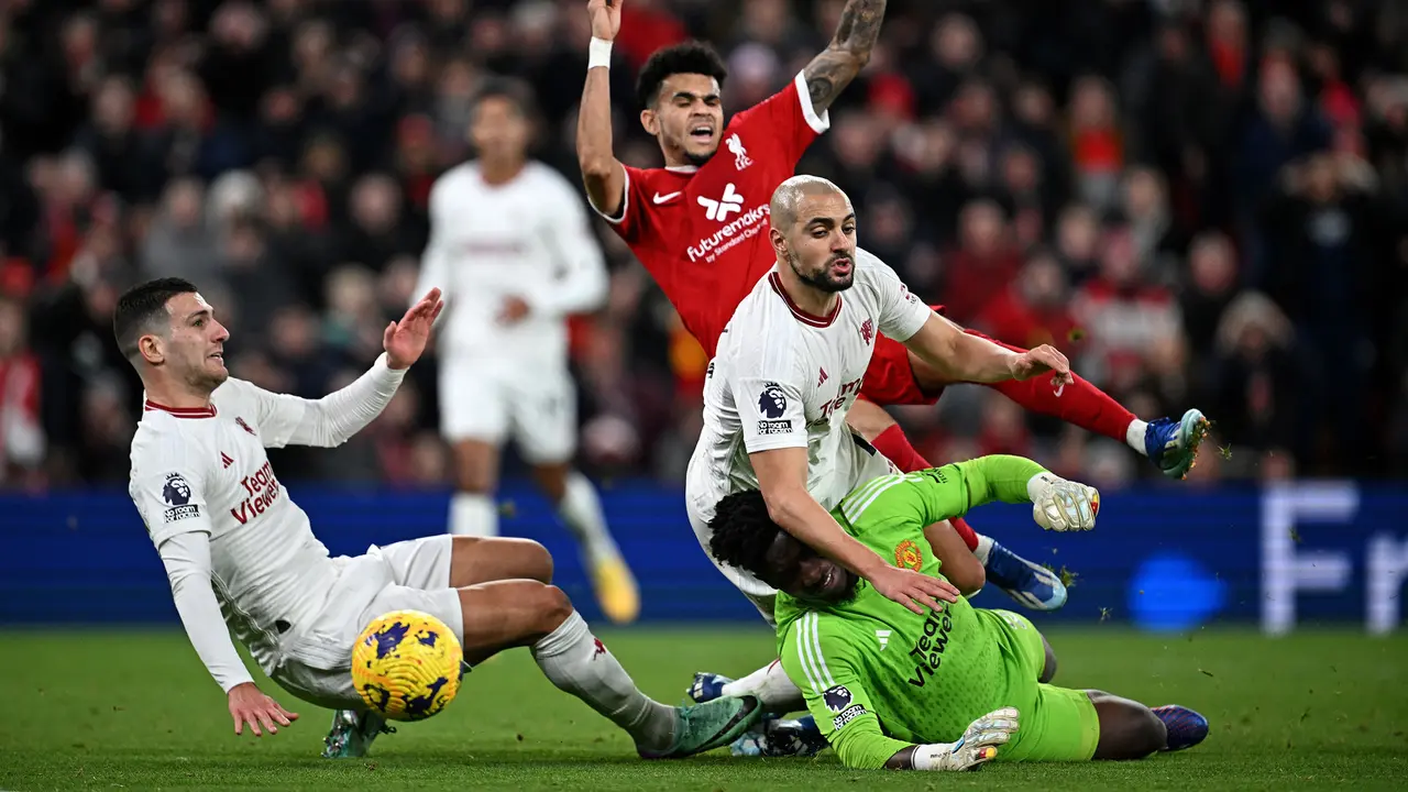 Foto: Solid dan Disiplinnya Pertahanan MU Meski Berulang Kali Digempur Pemain Liverpool pada Laga Panas di Liga Inggris