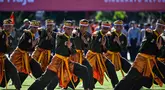 Para penampil saat upacara untuk memperingati HUT Ke-80 Kemerdekaan Indonesia di Banda Aceh pada 17 Agustus 2025. (CHAIDEER MAHYUDDIN/AFP)
