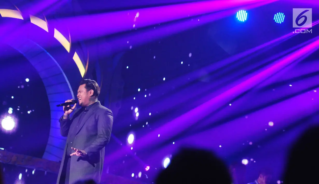 Penyanyi Virgoun tampil menghibur penonton di acara Festival Film Bandung 2017 di studio 6 Emtek, Jakarta (22/10). (Liputan6.com/Helmi Afandi)