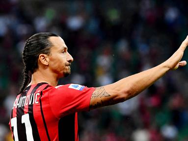 Sosok Zlatan Ibrahimovic mencuri perhatian saat membawa AC Milan mengalahkan Lazio dengan skor 2-0 pada laga Serie A 2021/22 di San Siro, Minggu (12/9/2021). (Foto:AFP/Isabella Bonotto)