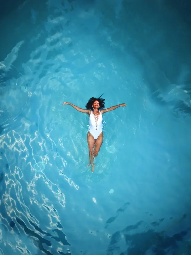 ilustrasi berenang bisa membuat batal puasa/pexels