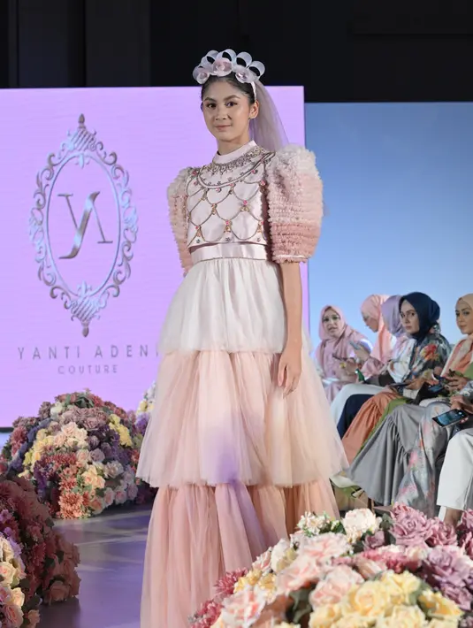 <p>Rok tumpuk dengan payet motif wajik berundak juga menjadi salah satu pernyataan seorang princess. [Foto: Scarf]</p>