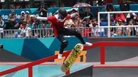 Skateboarder Indonesia Bunga Nyimas melakukan trik pada final kelas jalanan putri Asian Games 2018 di arena roller sport Jakabaring Sport City, Palembang, Sumatera Selatan, Rabu (29/8). (ANTARA FOTO/INASGOC/M N Kanwa/thv/18)