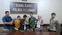 Kapolsek Pelaihari, Iptu May Felly Manurung (kiri) mempertemukan antara korban dan pelaku dalam rangka penyelesaian perkara di luar pengadilan dengan damai dan kekeluargaan pada Sabtu malam, 25 Maret 2023.