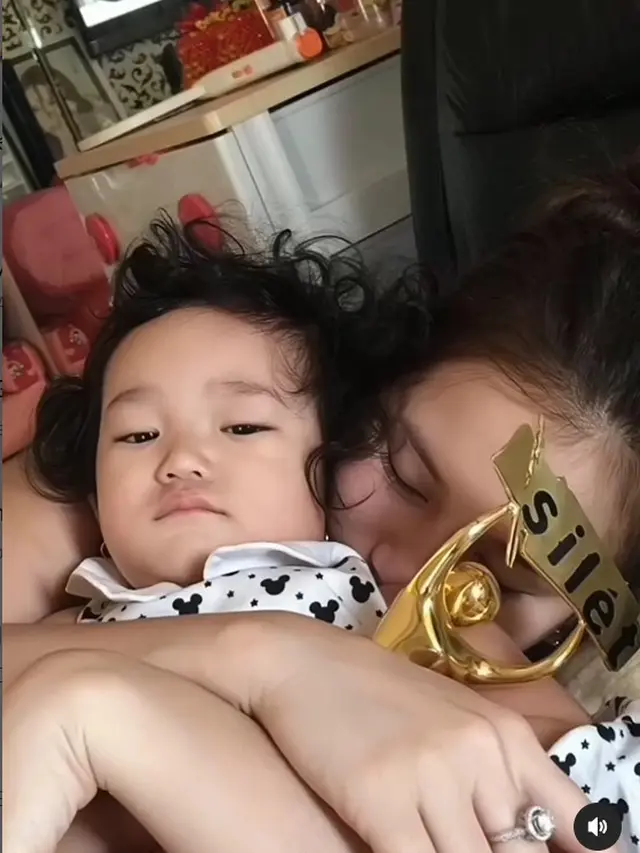 Bilqis tidur dipelukan Ayu Ting Ting. [Foto: Instagram/ayutingtiing9.2]