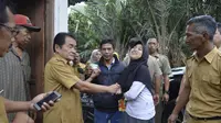 Bupati Banjarnegara, Budhi Sarwono menjemput Lina, remaja gangguan jiwa untuk dirawat di RSJ. (Foto: Liputan6.com/Humas Pemkab BNA/Muhamad Ridlo).