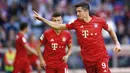 Striker Bayern Munchen, Robert Lewandowski, melakukan selebrasi usai membobol gawang Koln pada laga Bundesliga di Allianz Arena, Sabtu (21/9/2019). Bayern Munchen menang 4-0 atas Koln. (AP/Matthias Schrader)