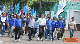 Citizen6, Jakarta: Ratusan massa buruh dari Gabungan Serikat Pekerja Merdeka Indonesia (Gaspermindo) mulai berdatangan yang dipimpin langsung oleh Ketua Dewan Pembina Gaspermindo Moh Jumhur Hidayat, Selasa (1/5). (Pengirim: Ari Bowo)