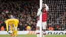 Ekspresi penyerang Arsenal, Alexandre Lacazette usai pertandingan melawan Olympiakos pada leg kedua babak 32 besar Liga Europa di stadion Emirates, London, Kamis (27/2/2020).  Olympiakos menang 2-1 dan lolos dengan unggul agregat gol tandang 2-2. (AP Photo/Frank Augstein)