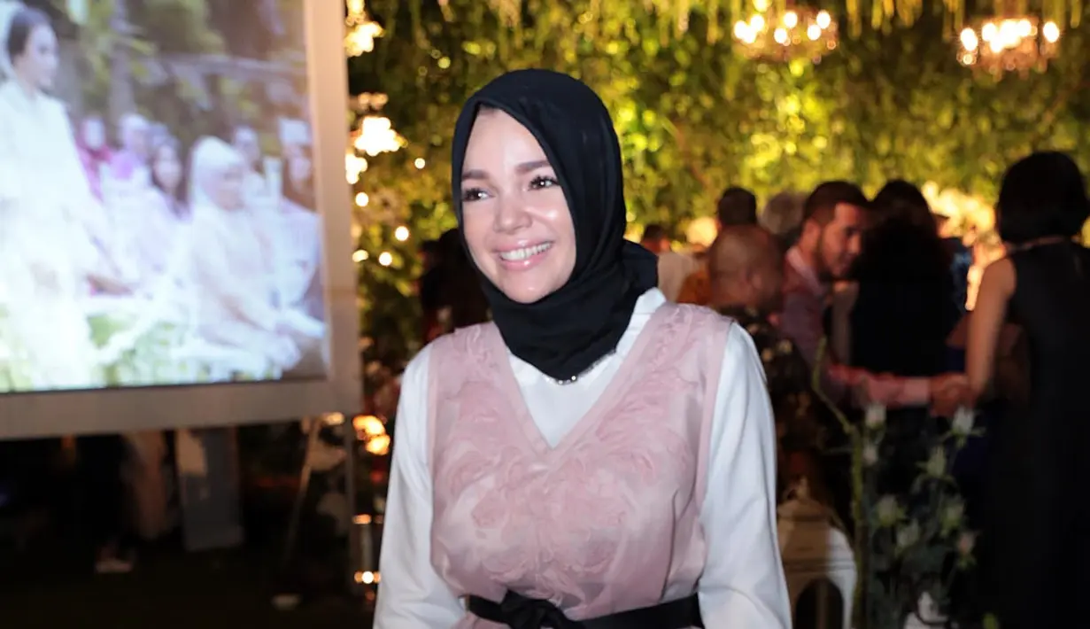 "Di urut juga sudah, dan di urutnya itu sakit banget masya Allah, aku cuma ya, 'gue tendang juga nih', hahaha. Diapain lagi ya?," tuturnya kebingungan sambil tertawa. (Deki Prayoga/Bintang.com)