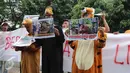 Yayasan Scorpion Indonesia melakukan aksi di depan KLHK, Jakarta, Senin (20/3). Dalam aksi itu mereka meminta KLHK untuk menghentikan seluruh atraksi satwa liar di kebun binatang Taman Safari dan sirkus keliling di Indonesia. (Liputan6.com/Angga Yuniar)
