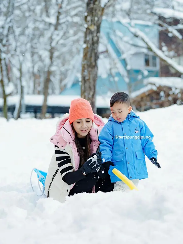 7 Potret Raffi Ahmad dan Keluarga Liburan di Hakuba, Seru Main Ice Skating