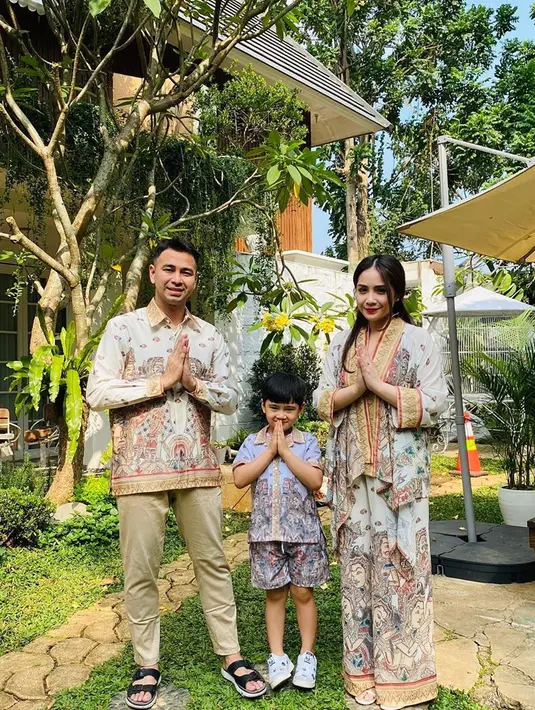 Raffi Ahmad dan Nagita Slavina semakin hari semakin menunjukan keharmonisannya. Semakin jauh dari kabar miring, kehidupan mereka makin bahagia terlebih dengan aksi menggemaskan buah hatinya, Rafathar. (Instagram/raffinagita1717)