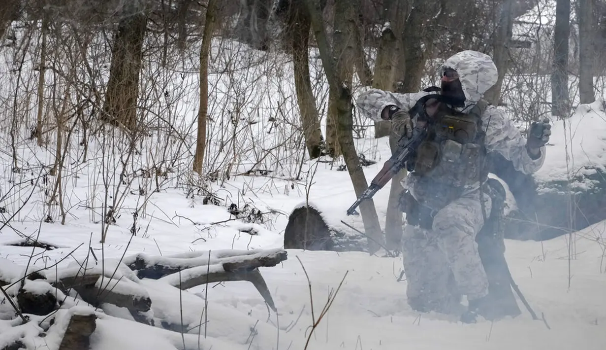 Anggota Pasukan Pertahanan Teritorial Ukraina, unit militer sukarelawan Angkatan Bersenjata, melempar granat tangan saat berlatih di taman kota di Kyiv, Ukraina, 22 Januari 2022. Puluhan warga sipil bergabung dengan tentara cadangan Ukraina di tengah ancaman invasi Rusia. (AP Photo/Efrem Lukatsky)