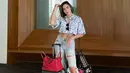 <p>Tampilan kasual dengan ripped jeans juga makin bold dengan kemeja ngatung motif floral. [@babyjvnc]</p>