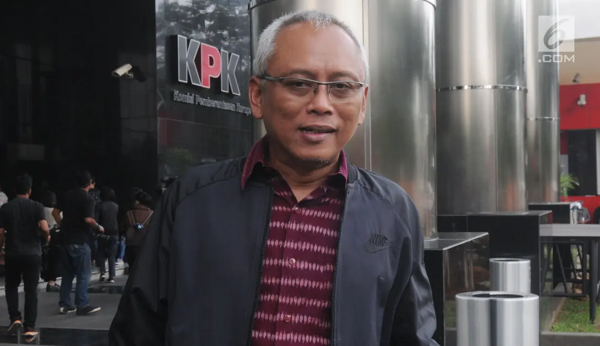 Anggota DPR Fraksi PDIP, Arif Wibowo meninggalkan Gedung KPK usai menjalani pemeriksaan di Jakarta, Kamis (7/4/2019). Arif Wibowo diperiksa dalam kapasitas sebagai saksi untuk melengkapi berkas penyidikan tersangka Markus Nari terkait kasus dugaan korupsi pengadaan e-KTP. (merdeka.com/Dwi Narwoko)