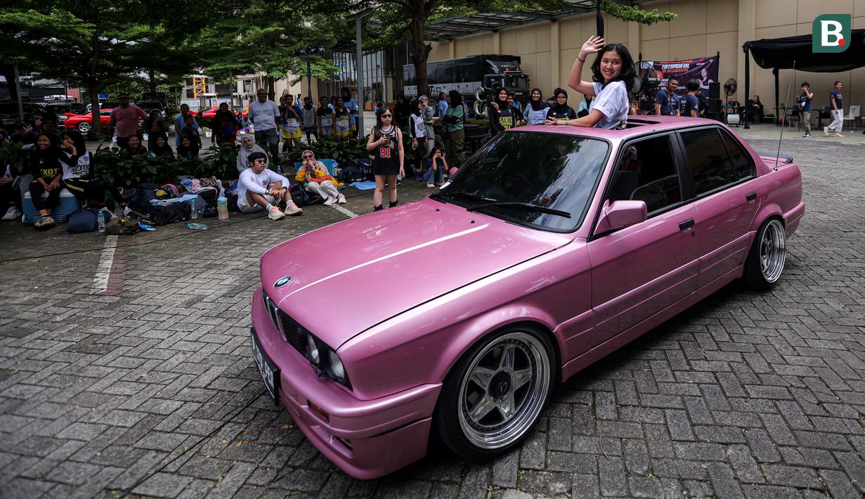 <p>Satu persatu dari pemain basket putri tersebut turun dari mobil dan berjalan bak model di peragaan busana. (Bola.com/Bagaskara Lazuardi)</p>