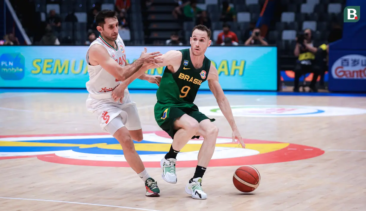 <p>Pebasket Brasil, Marcelinho Huertas (kanan) berusaha melewati pebasket Iran, Sajjad Mashayekhi pada laga Grup G Piala Dunia FIBA 2023 antara Timnas Basket Iran menghadapi Brasil di Indonesia Arena, Senayan, Jakarta, Sabtu (26/08/2023). (Bola.com/Bagaskara Lazuardi)</p>
