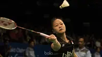 Tunggal putri Indonesia, Fitriani, berusaha mengembalikan kok saat melawan tunggal Korsel, Sung Ji Hyun, pada laga BCA Indonesia Open di JCC, Jakarta, Kamis (15/6/2017). Fitriani kalah 10-21, 10-21. (Bola.com/Vitalis Yogi Trisna)