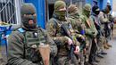 Warga sipil yang mengenakan penutup kepala membawa senjata saat mengikuti sesi pelatihan militer oleh Right Sector dekat Lviv, Ukraina, 24 Februari 2023. (AP Photo/Mykola Tys)
