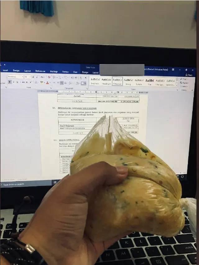 7 Potret Cara Absurd Makan Langsung dari Wadah Plastik Ini Kocak