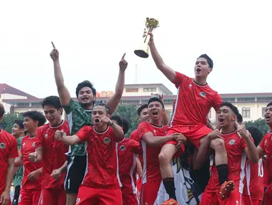 Colossus FC berhasil mengangkat trofi Celebrity Trofeo 2025 di Stadion PTIK, Jakarta Selatan, pada Sabtu (19/7/2025). (Bola.com/M Iqbal Ichsan)