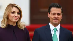 Presiden Meksiko Enrique Pena Nieto (kanan) didampingi Istri Angelica Rivera saat hadir di Berlin, Jerman, 11 April 2016. Kecantikan Istri Presiden Meksiko Tersebut menghipnotis para media. (REUTERS / Hannibal Hanschke)