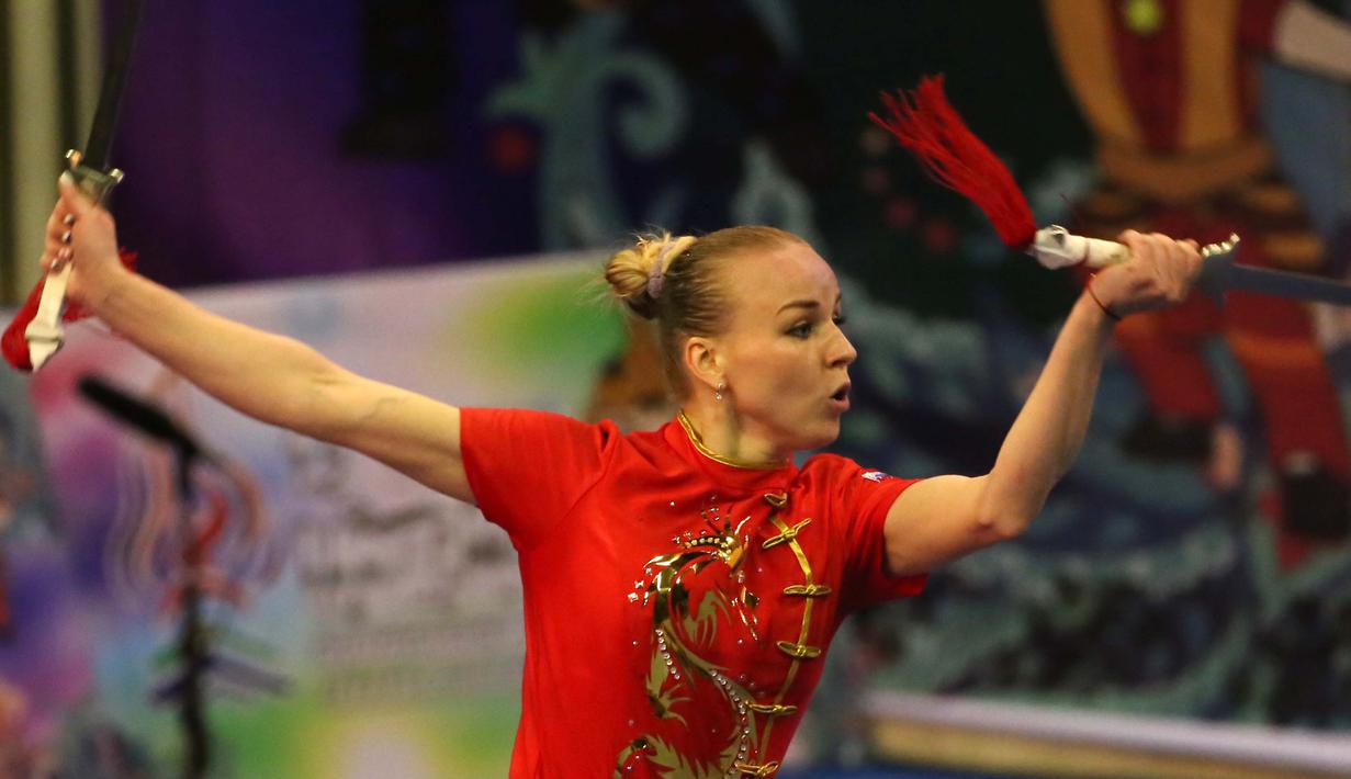 Atlet Wushu asal Rusia, Daria Tarasova saat beraksi, pada Kejuaraan Dunia Wushu 2015 di Istora Senayan, Jakarta, Minggu(15/11/2015). (Bola.com/Nicklas Hanoatubun)